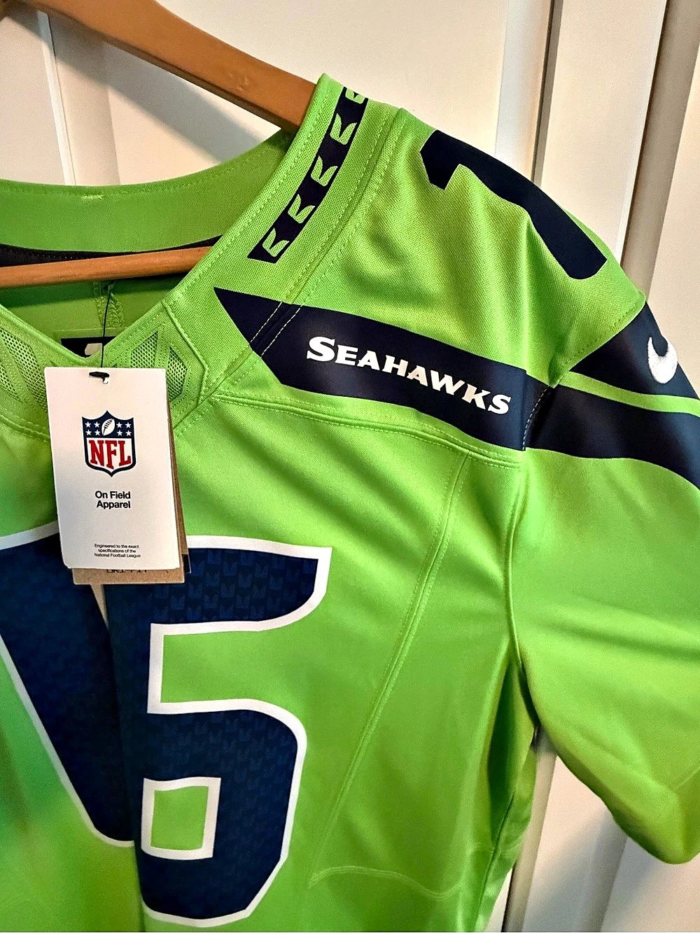 NWT. NIKE Seattle Seahawks #16 jersey Men's Green & Blue Size Large
